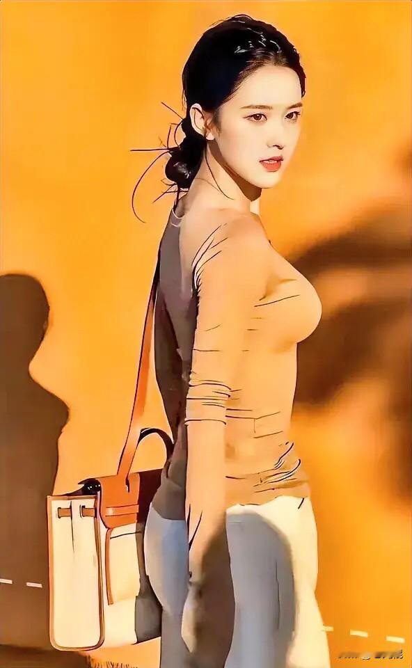 谁说只有名牌包包才能展现高贵气质？看👀人家美女👩🏻‍🦰模特，侧身回眸，身