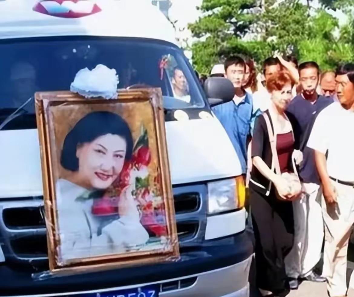 2005年，高秀敏突然病逝，留下七套房产和巨的存款。让人意外的是，同居多年的何庆