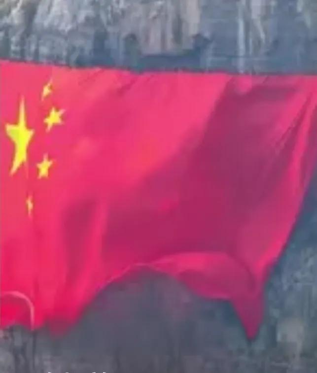 红旗漫卷中原，共祝盛世华诞！

继郑州之后，河南各地纷纷升起巨幅红旗，迎风招展，
