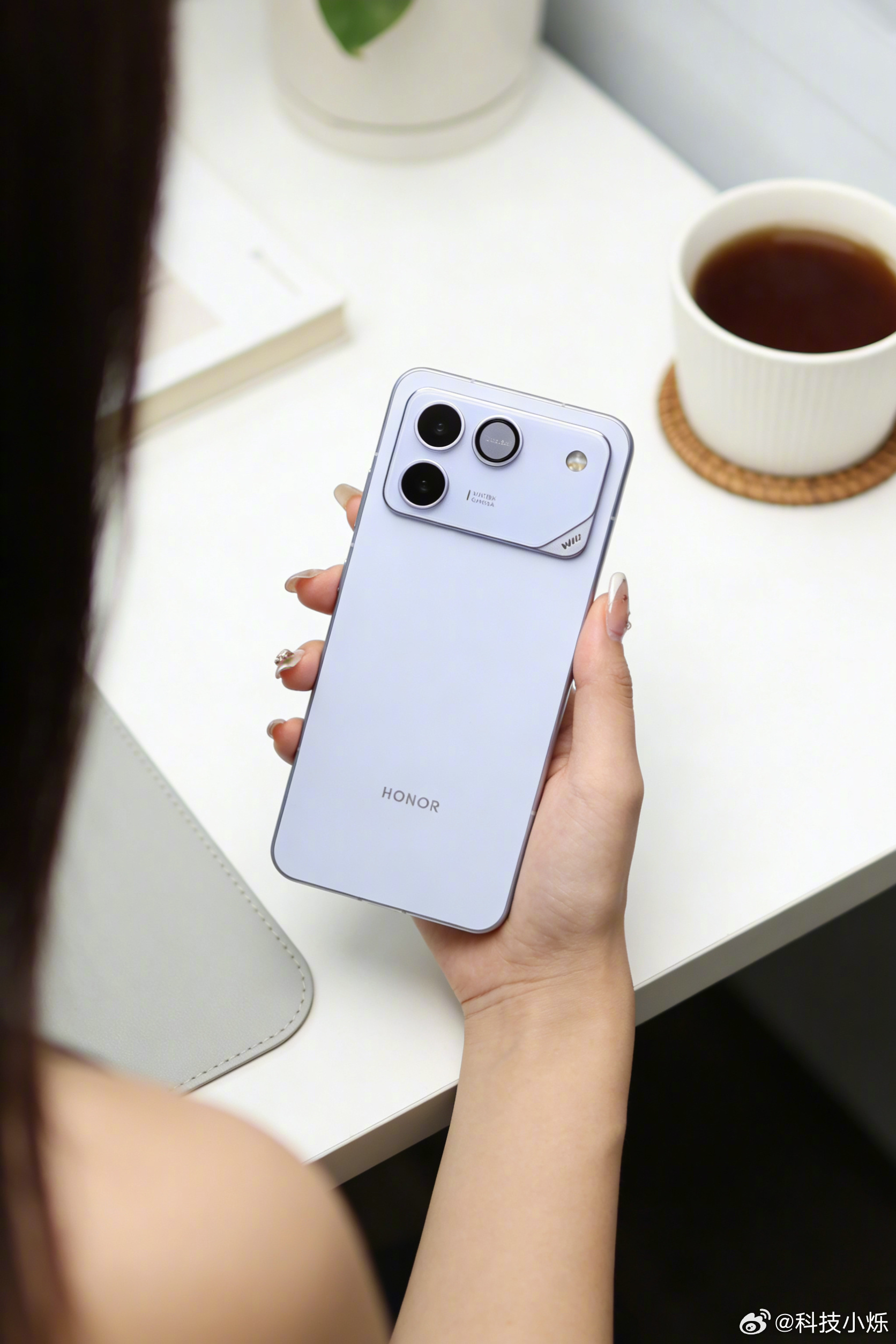 荣耀WIN RT不怕蓝，这个蓝色是那种浅浅的蓝，有点接近白色，饱和度很低，很耐看