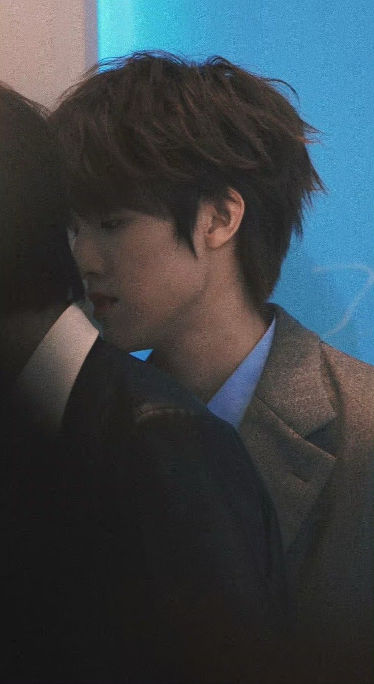 张泽禹冷脸的神 被张泽禹的红毯冷脸杀彻底征服！风衣加持身姿挺拔如松，那记抬眸冷眼