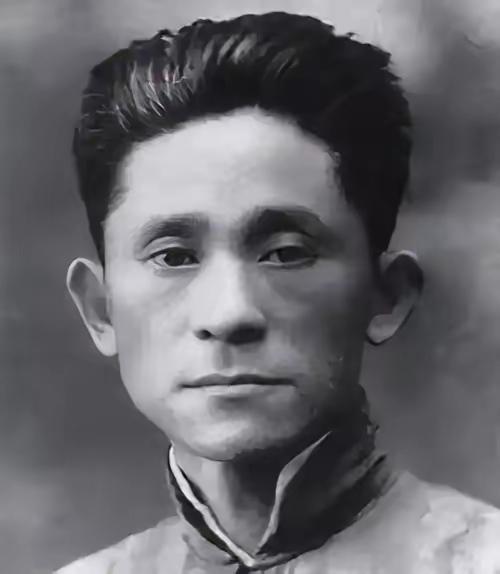 1923年，车耀先被敌人打碎颅骨，战友以为他死了，便脱掉他的衣服，丢进弹坑，就地
