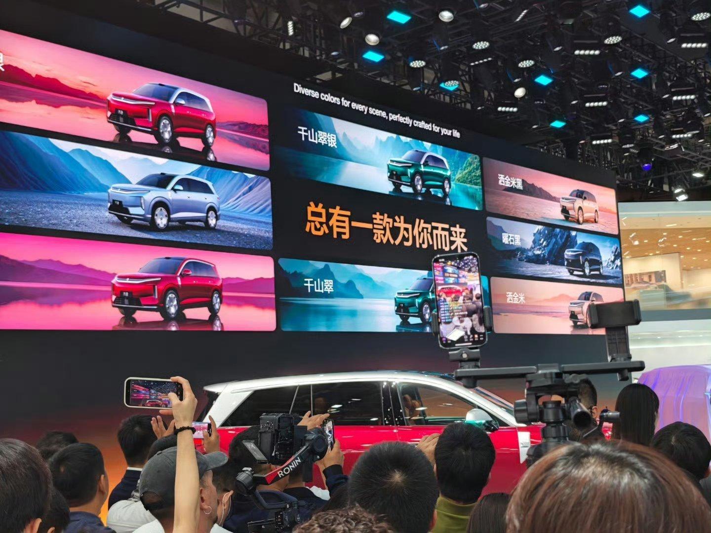 据说比亚迪大唐爆单了，我看了下实车，的确挑不出什么毛病，外观大气，内饰也精致豪华