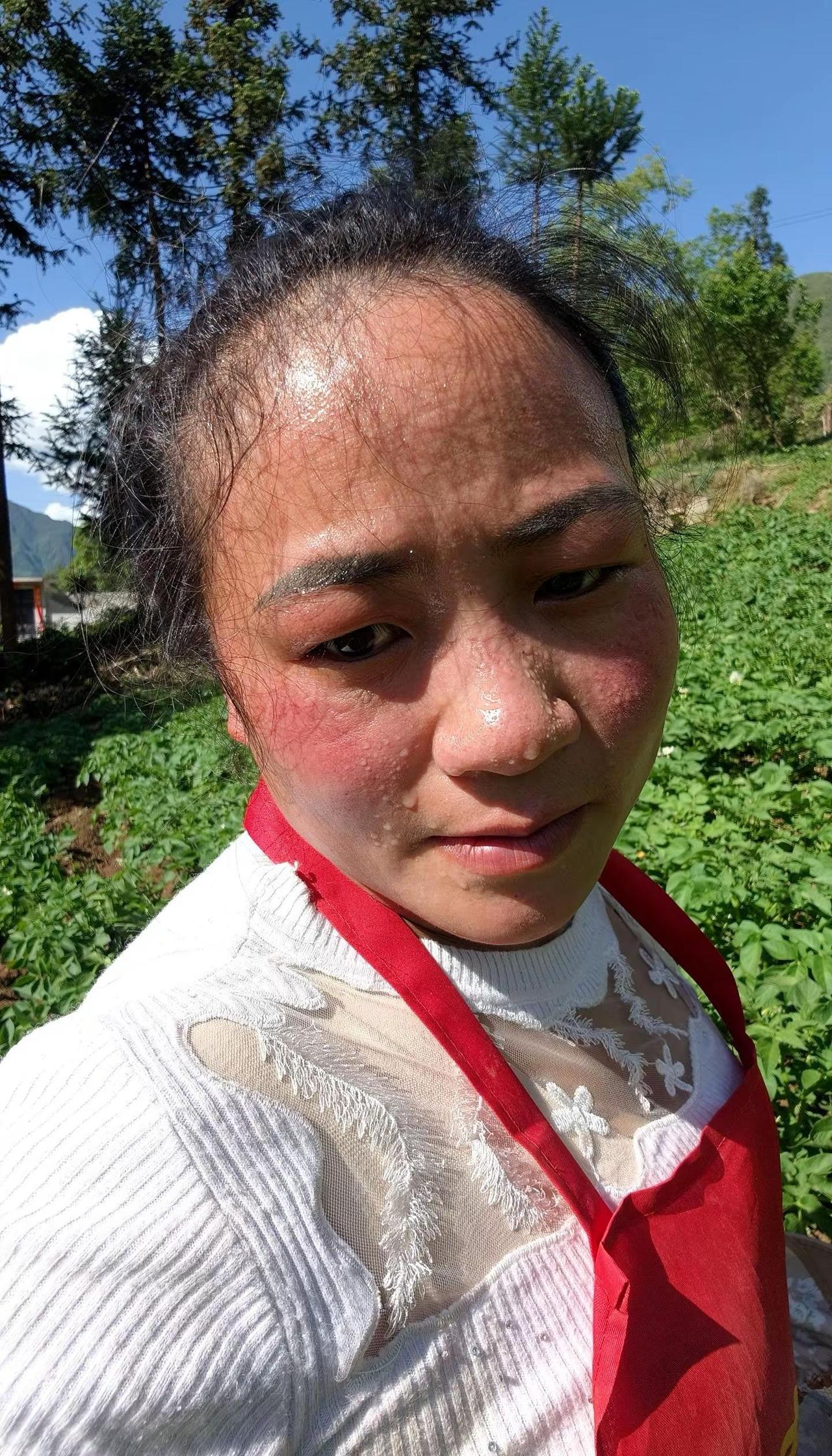 我在家带娃，你在外挣钱，娃越来越大，你挣的钱成了你的私有财产。你想给的时候给两块