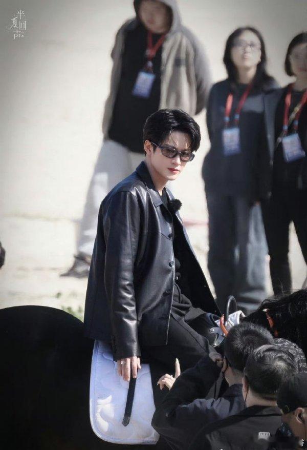 檀健次鲜衣怒马少年具象化你好星期六檀健次在海口沙滩骑马的样子，直接把鲜衣怒马少年