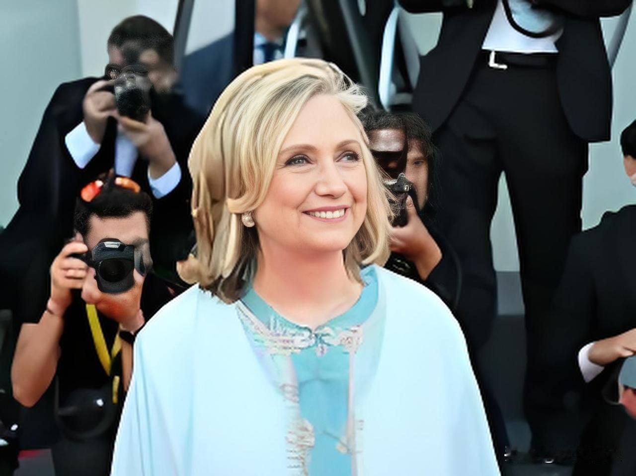 78岁的希拉里落座慕尼黑安全会议讲台，全场瞬间屏息三秒。这位美国前国务卿摒弃客套