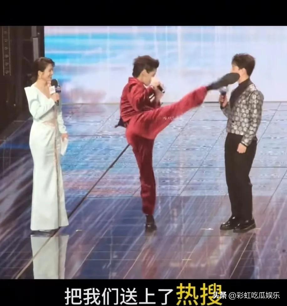 向佐差点踢到主持人百克力的头了，百克力的高情商回应让他出圈了！

百克力回忆一下