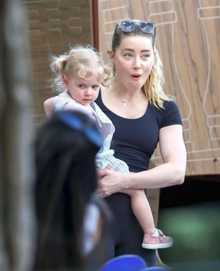 艾梅柏的孩子到底是船长的还是马斯克的啊？据说是dy，你们觉得像马斯克吗？#约翰尼