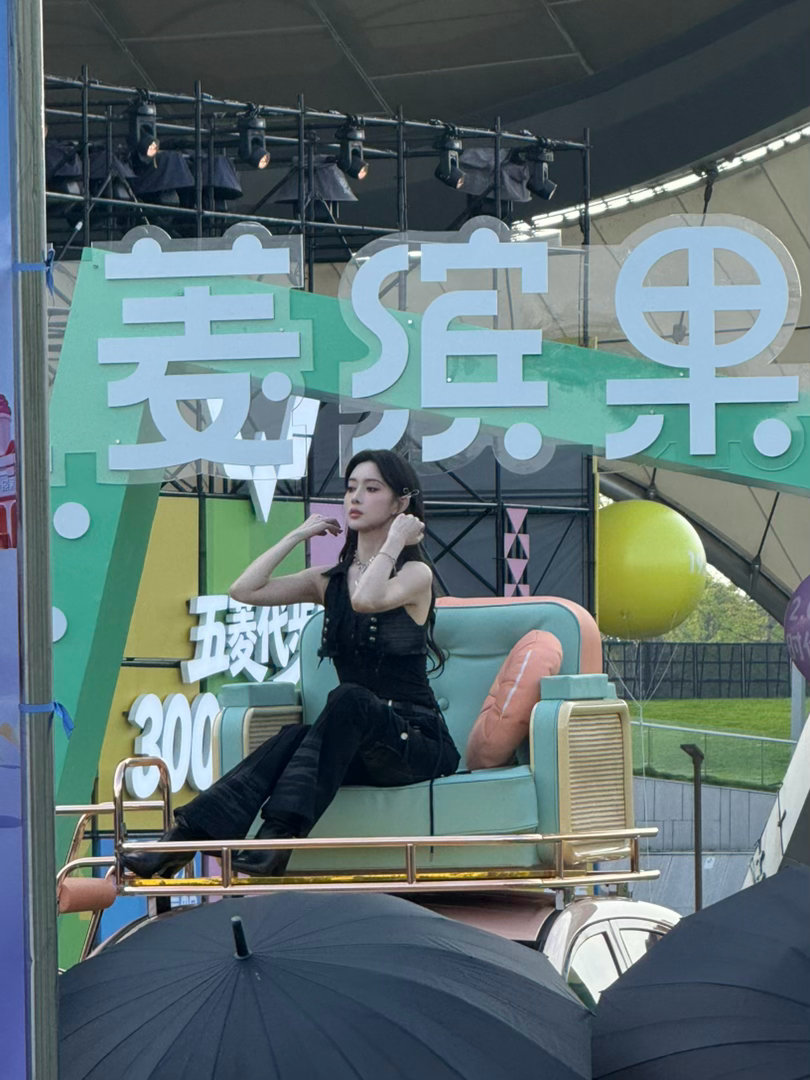 孟子义踩车上好霸气孟子义像是来谈收购的 车是道具，她站上去就成了王座。那个眼神不