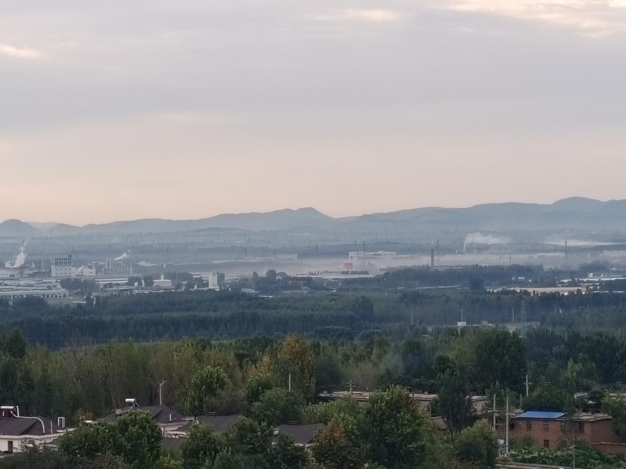 远眺肥城老城开发区瑞福锂业，国内最大的锂矿精炼企业。全国号称全国五分之一的锂电池