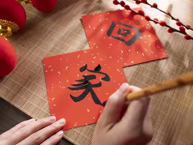 每年春运，数亿人在路上奔波。有人挤高铁、有人自驾千里、有人辗转倒车，只为在除夕之