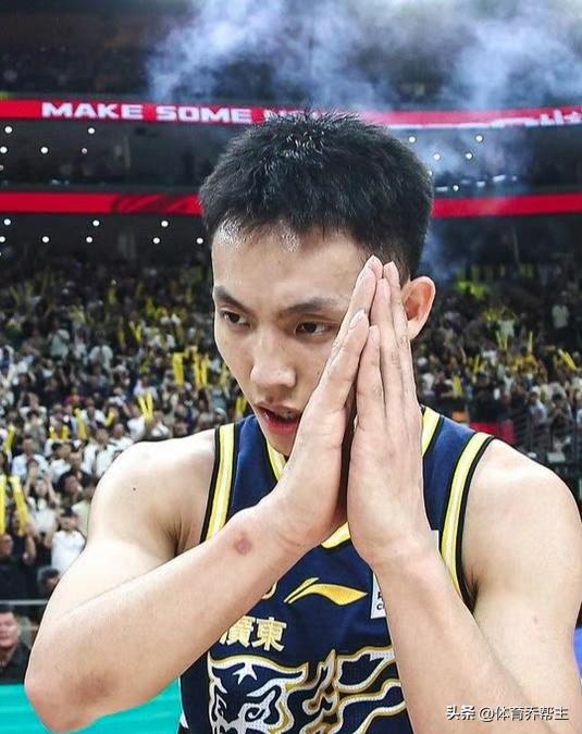 徐杰今晚没有机会拿出晚安的庆祝动作了，他全场5投0中拿到0分1助攻1失误，正负值
