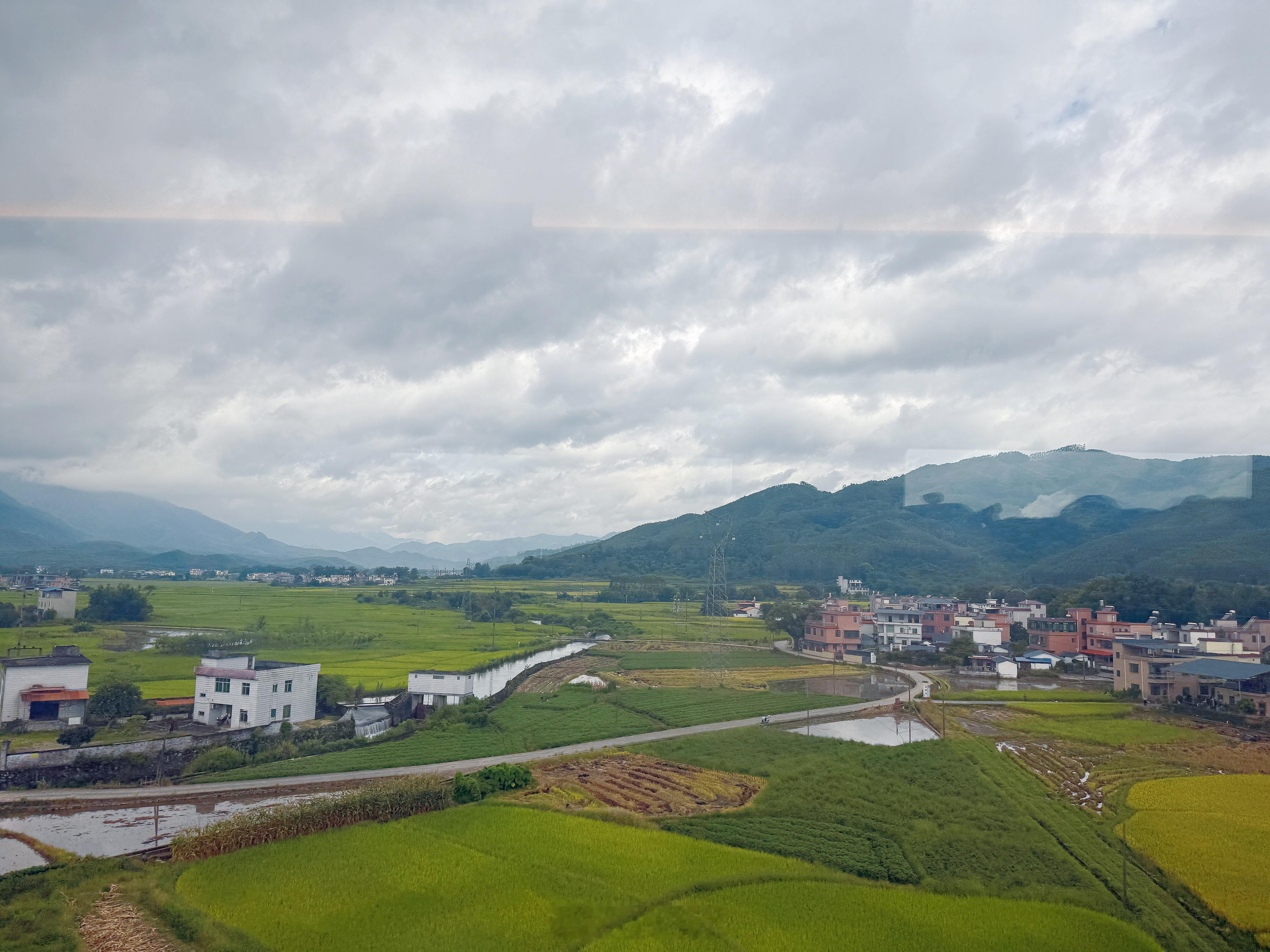 从雨天到晴天，然而看天气预报这几天长沙也有雨。我和娃已经打车去酒店，爸爸还在高铁