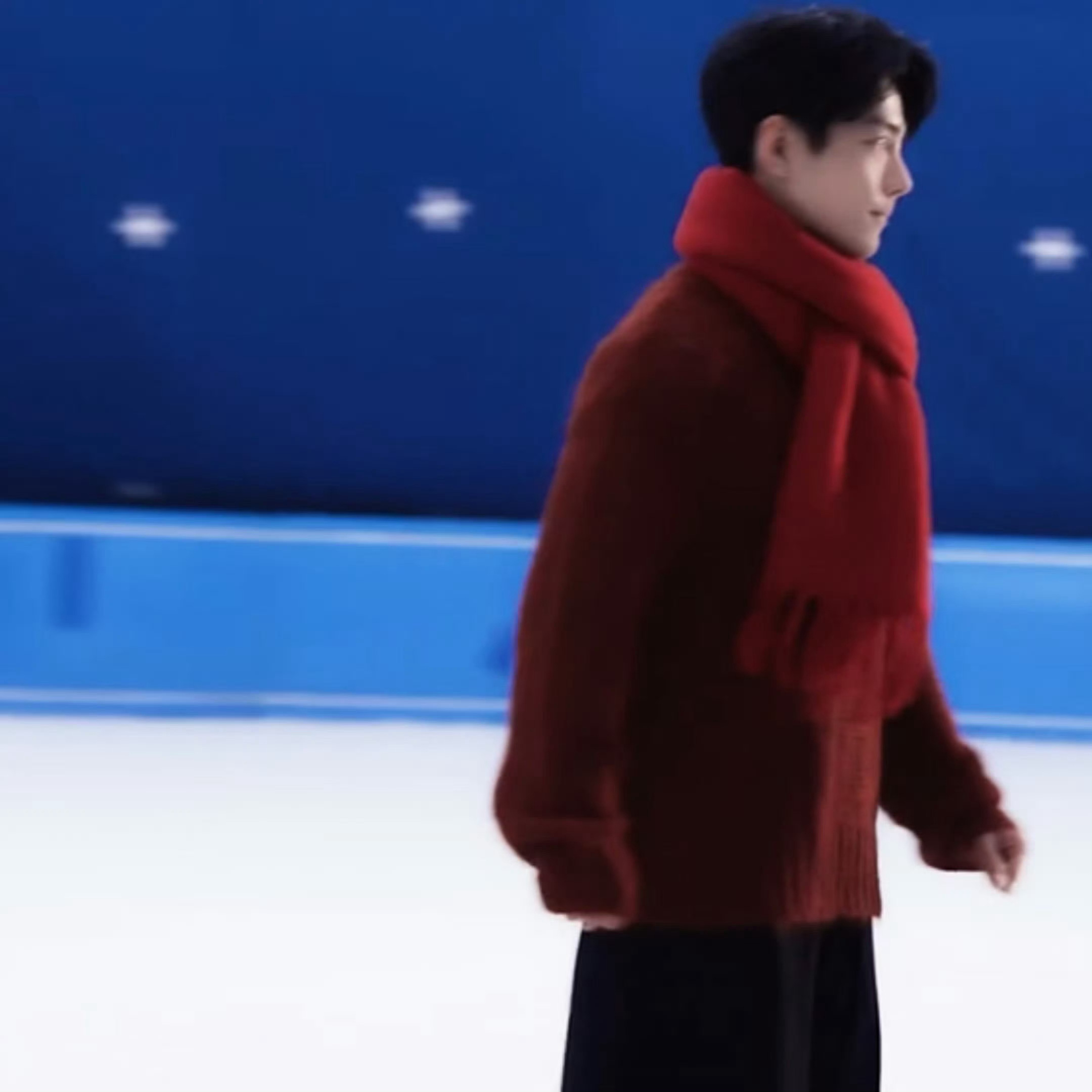 肖战  文肖战2026冬奥会宣传片花絮红毛衣红围巾，毛绒绒的肖战好想rua全程和