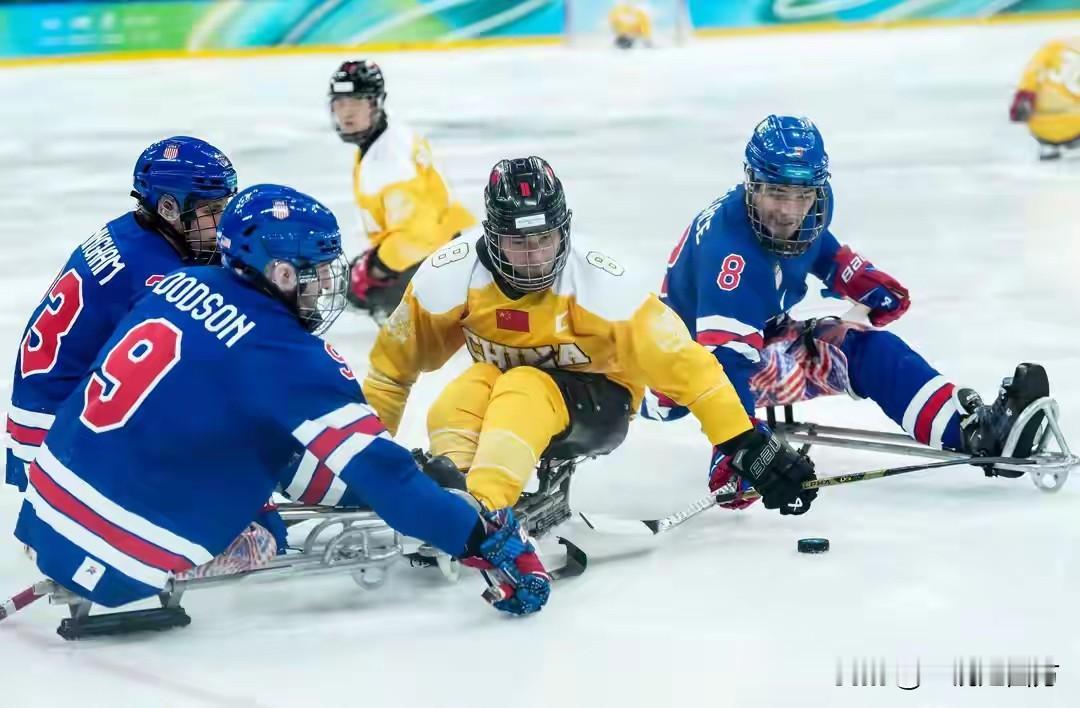 米兰冬残奥会冰球小组赛结束，中国队以两胜一负的成绩排名小组第二晋级半决赛，将与加
