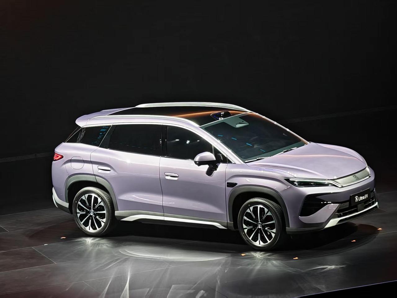 B级纯电SUV新标杆，闪充SUV 宋Ultra EV开启预售，15.5万起。
电