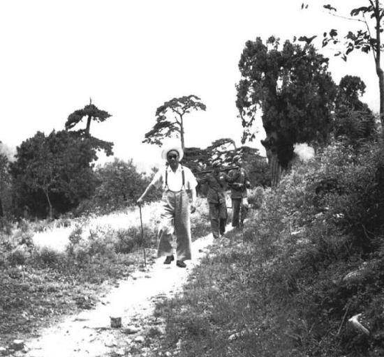 朱德在北京明十三陵(1954年)。