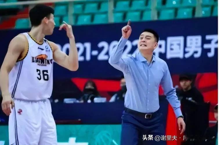 杨鸣对鄢手琪的喜欢程度不次于杜锋对胡明轩的“溺爱”，越说你，越重用，杨鸣中计了！