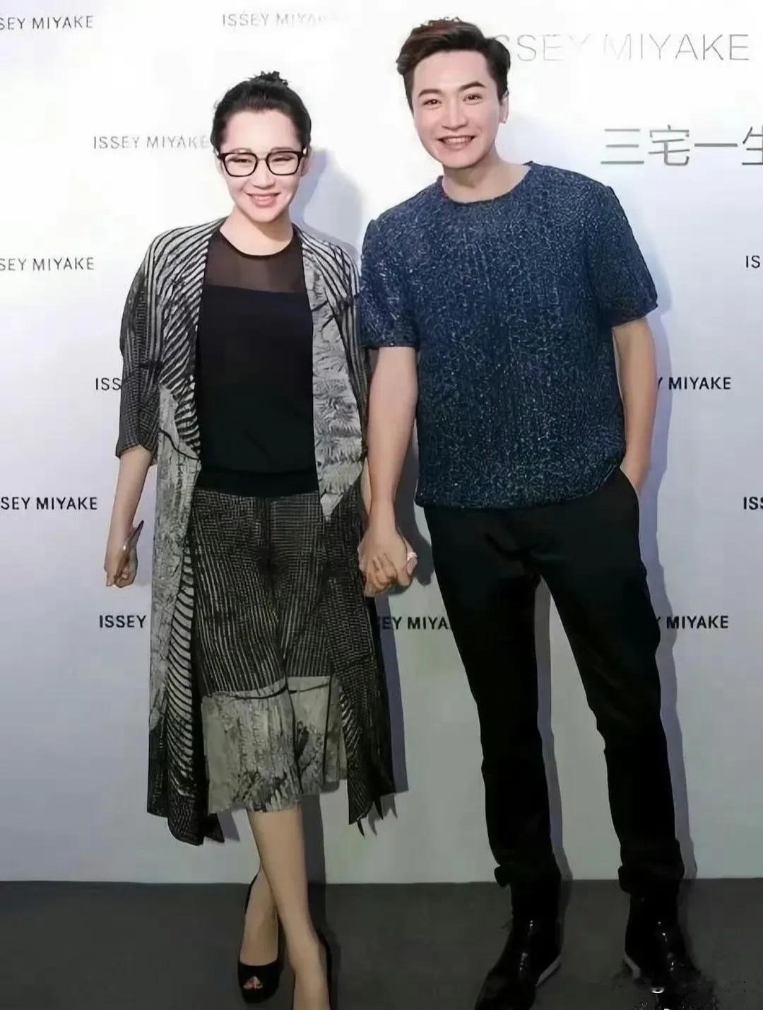 许晴虽上了年纪，但戴上眼镜超有魅力，皮肤还那么白皙，真让人羡慕！ ​