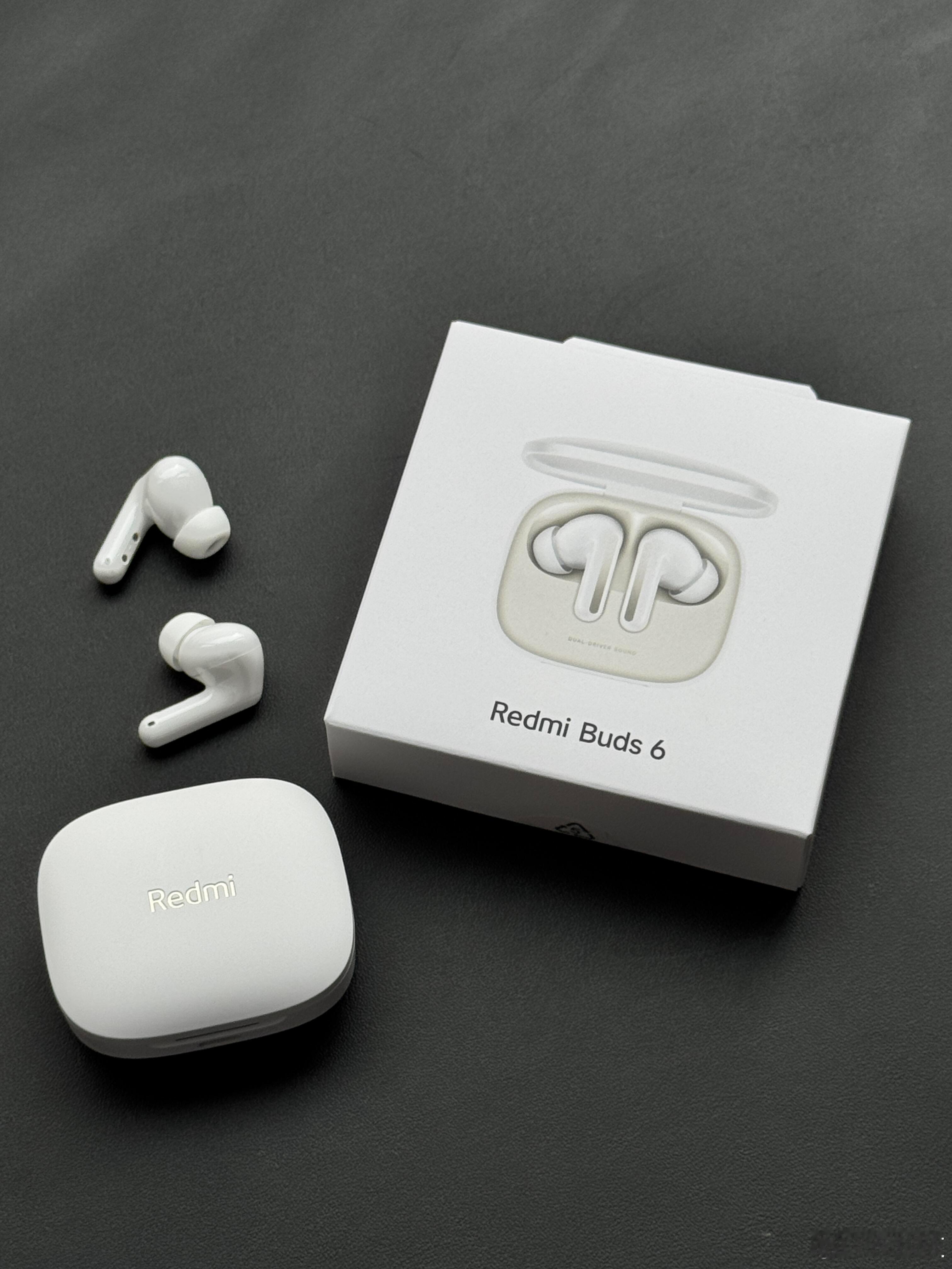 Redmi Buds 6使用体验1.外观，和上一代相比做了一些细节调整，颜值还是