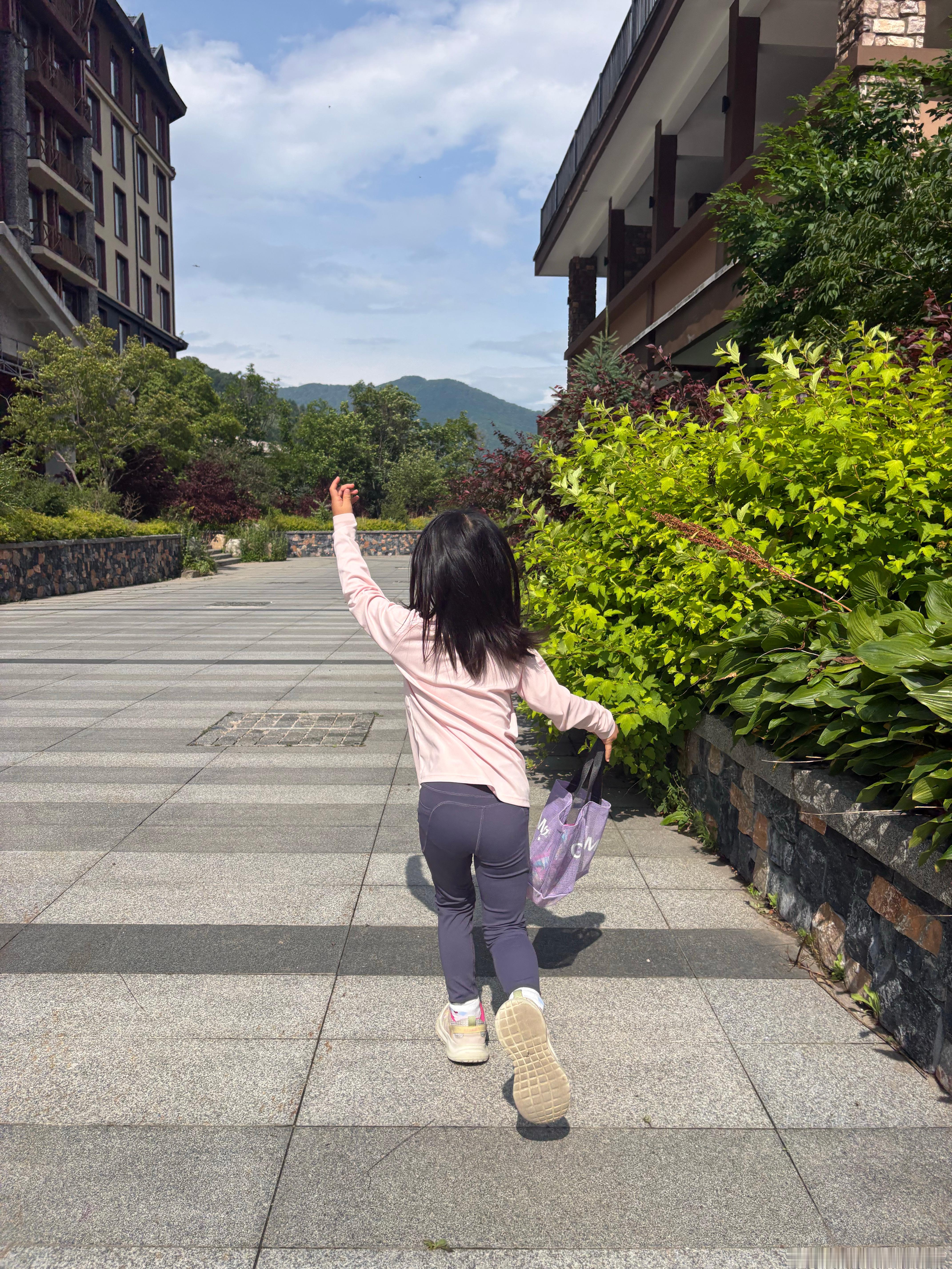妹又准时参加迷你营去啦比送去幼儿园轻松点。签到的时候，老师跟她打招呼：毛毛，你来