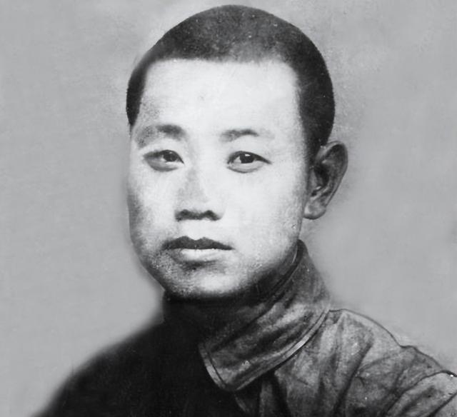 王宏坤自幼家境贫寒，却保持着慷慨大方的品格，即便在物质匮乏的岁月中也是如此。抗战
