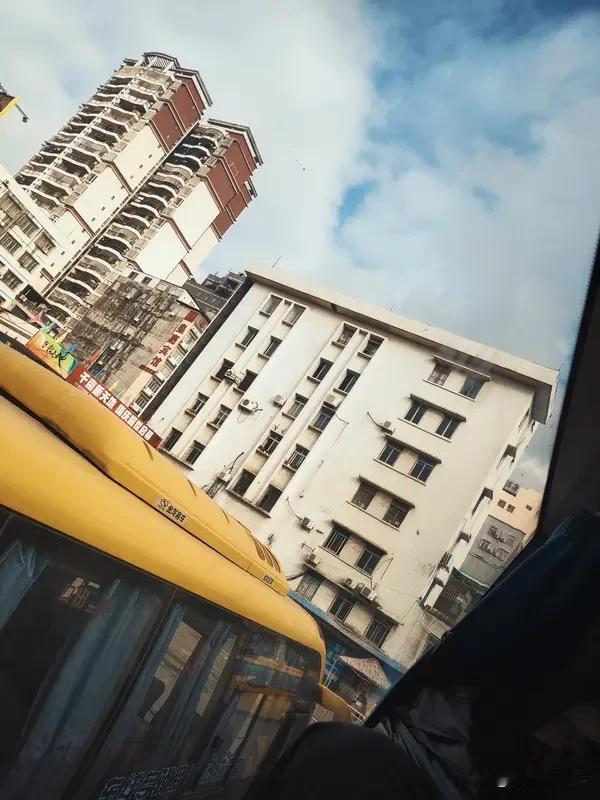 当下这行情，真的良心建议:手里有多余房子的，能卖赶紧卖掉，钱多钱收无所谓亏多亏少