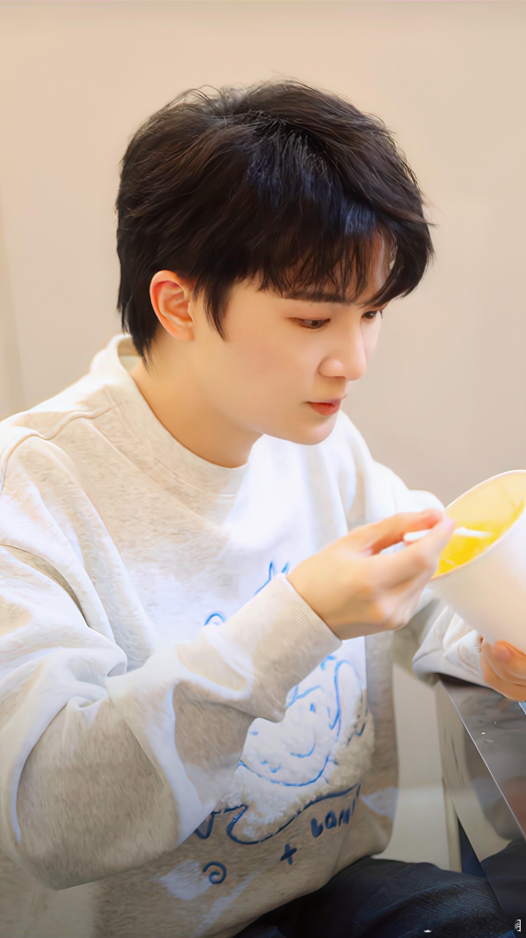 周深周深康师傅老母鸡汤面品牌代言人 [音乐]周深就要的康师傅老母鸡汤面 【圈和米