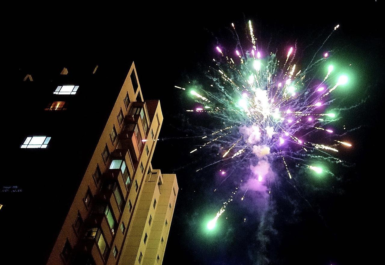 说真的，城市还是应该禁放烟花鞭炮的好，这元宵节，我所在的西安市，从白天开始小区里