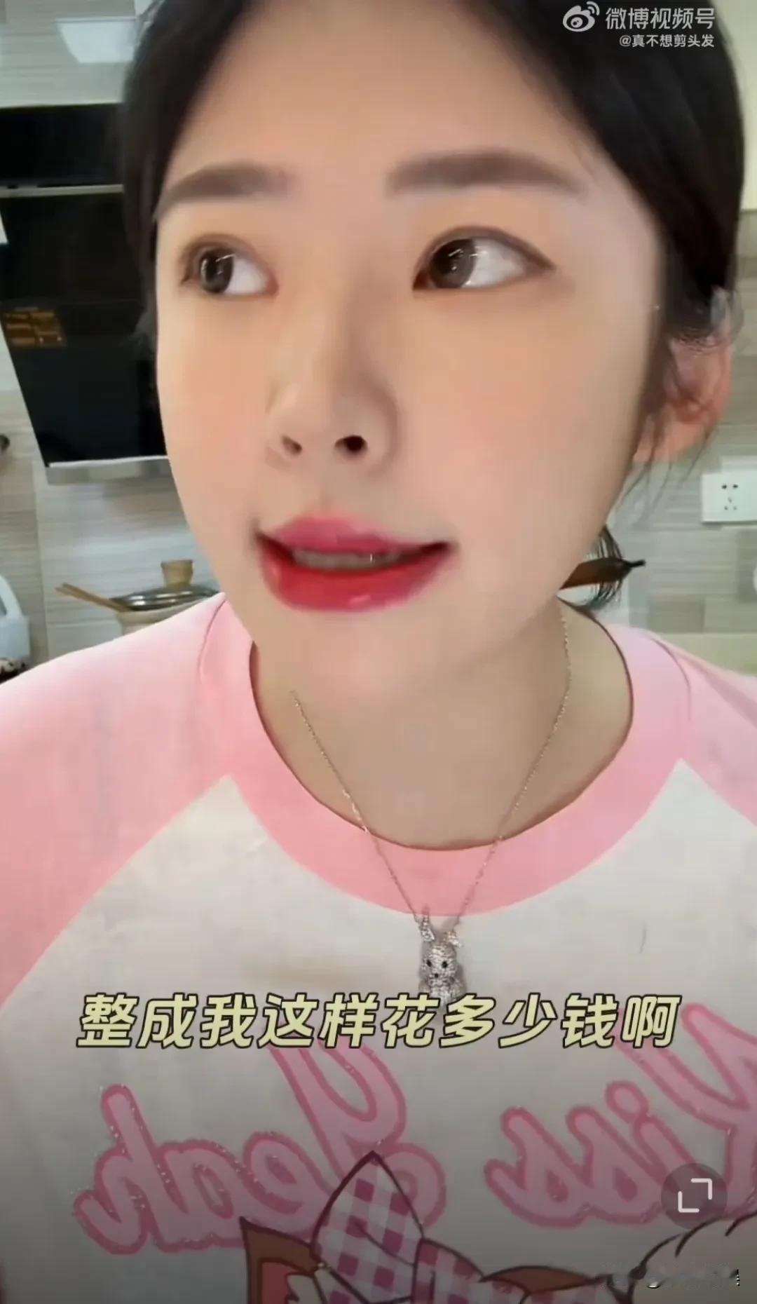 真相了啊！
原来黄一鸣女儿的长相并不是隔代亲，与其说她像王健林，其实是像妈妈没整