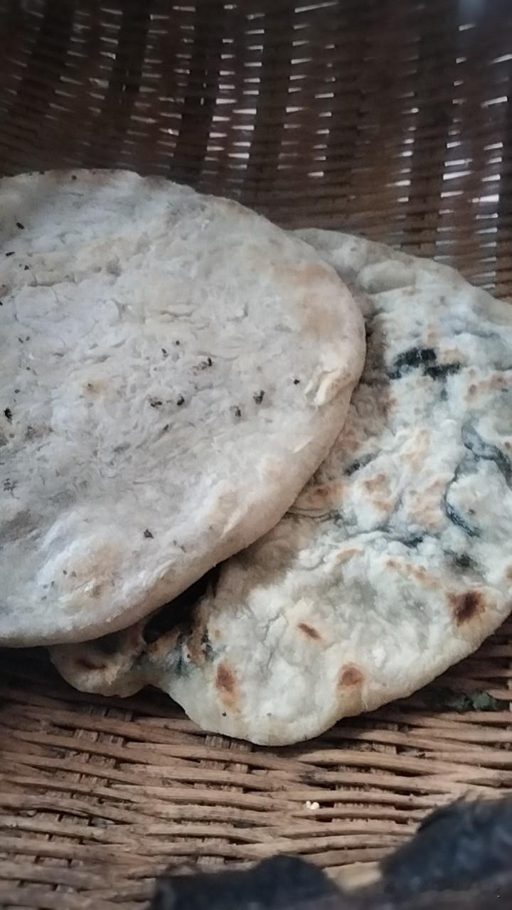 一个人过日子，最大的好处是做饭容易，中午做了两个火烧粑，苋菜做馅，挺好吃的，吃得