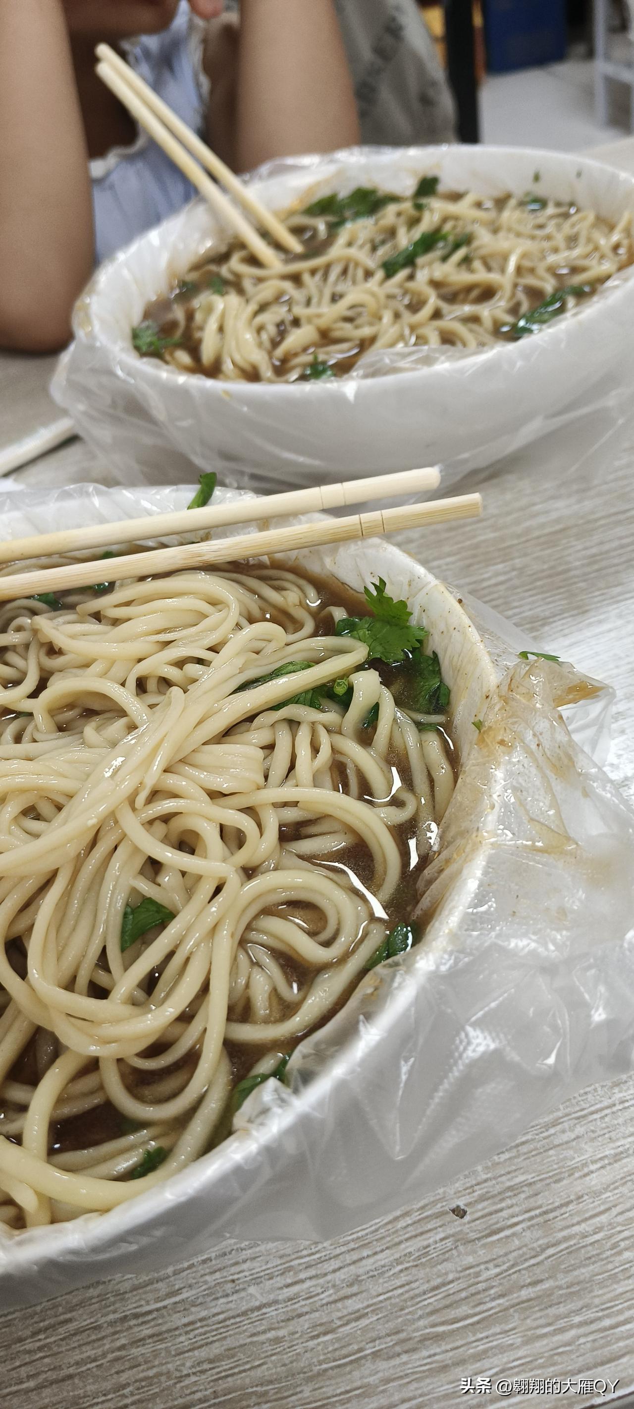 今儿个在邯郸一家拉面馆用餐，好家伙，这人多得跟蚂蚁搬家似的，那场面，就差没把门槛