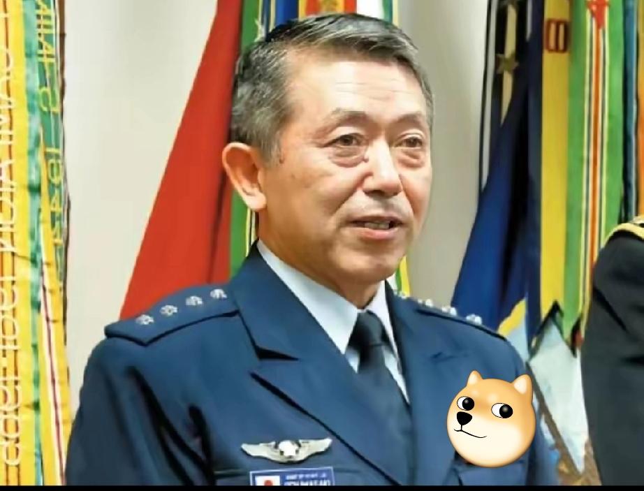 最近日本自卫队前统合幕僚长岩崎茂的遭遇，给所有“两面派”上了生动一课。这位曾手握