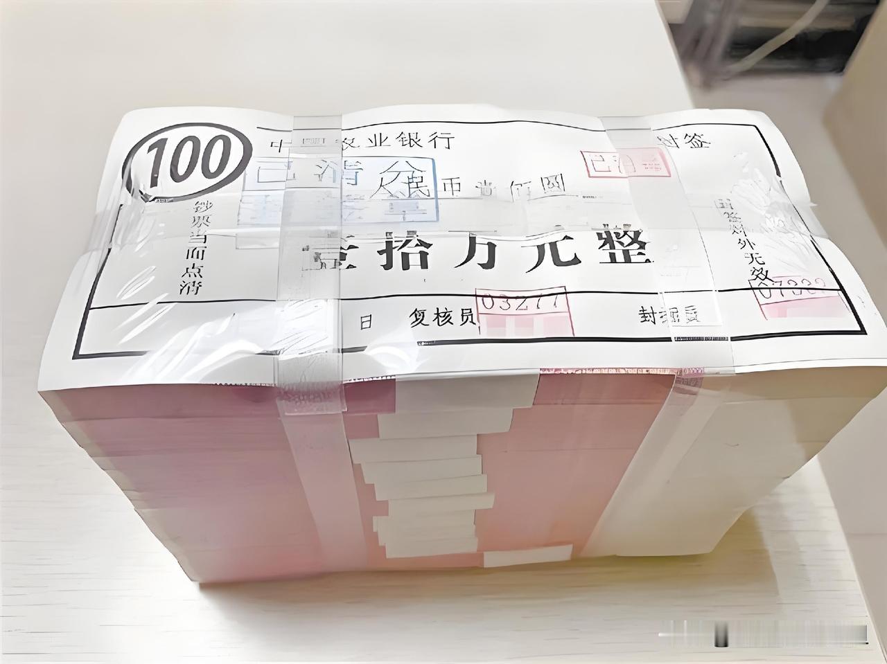 不得不说，有了10万块钱，人生就会迎来分水岭。

有人可能会说，不就是才10万块