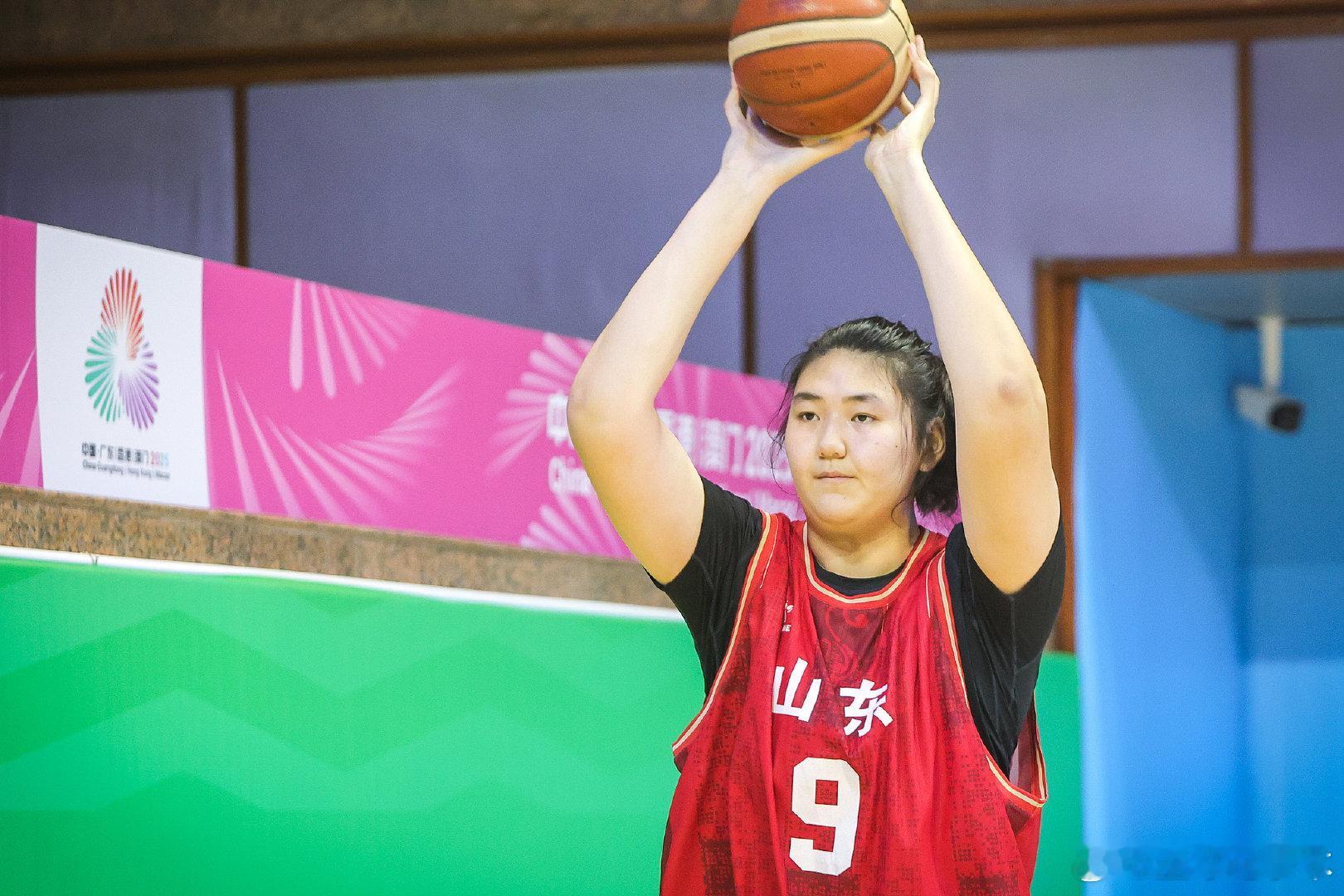 张子宇加盟山东女篮  山东女篮官宣，加盟球队，待12月赛季窗口期注册完成后，她将