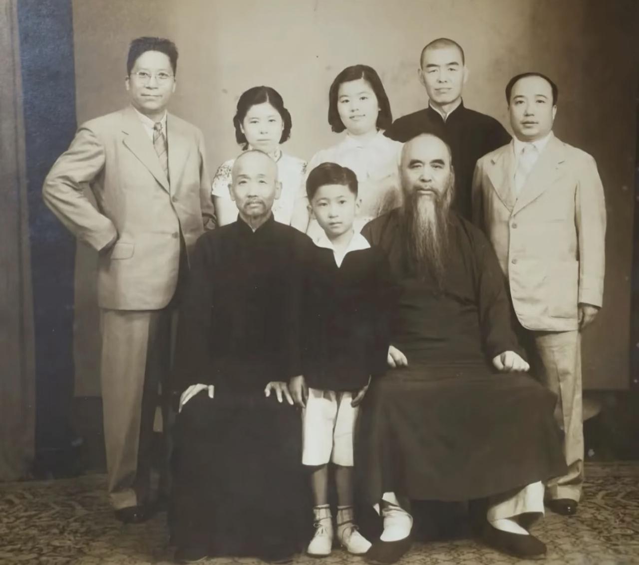 1937年上海新亚酒店的这张合影，藏着个格外讽刺的真相：当时蒋介石亲口许诺杨虎城