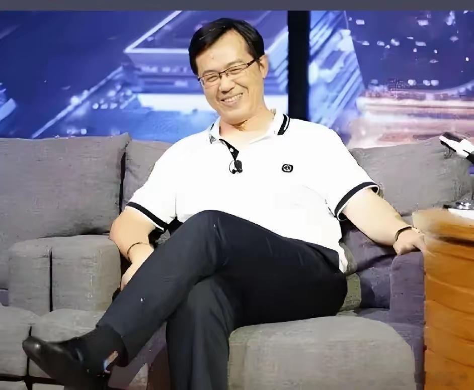 娱乐圈要出事了，第一狗仔卓伟复出，很多明星得胆战心惊了吧。都说他可厉害，特意去查