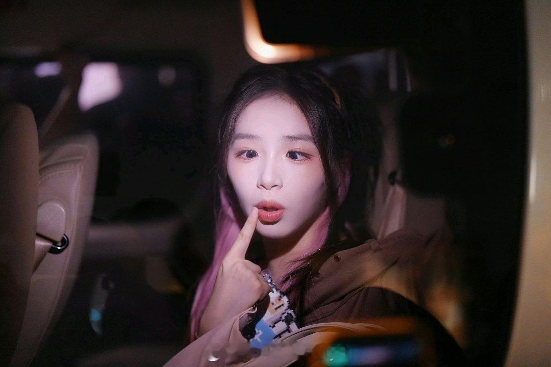 她只是喜欢扮丑，不会真有人觉得她丑吧？ 