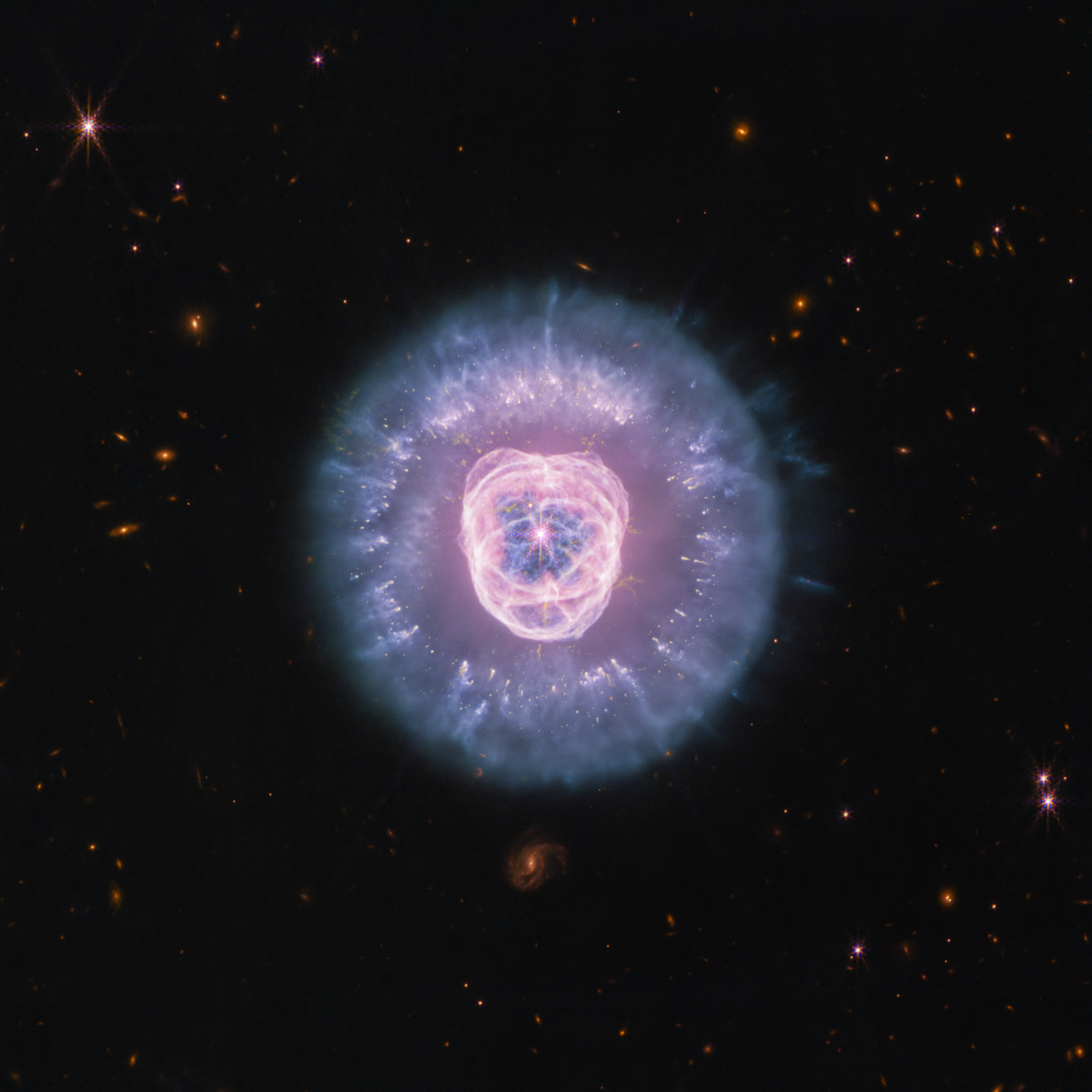 在繁星密布的宇宙“平原”上观测，NASA韦布空间望远镜拍摄了NGC 2392的最