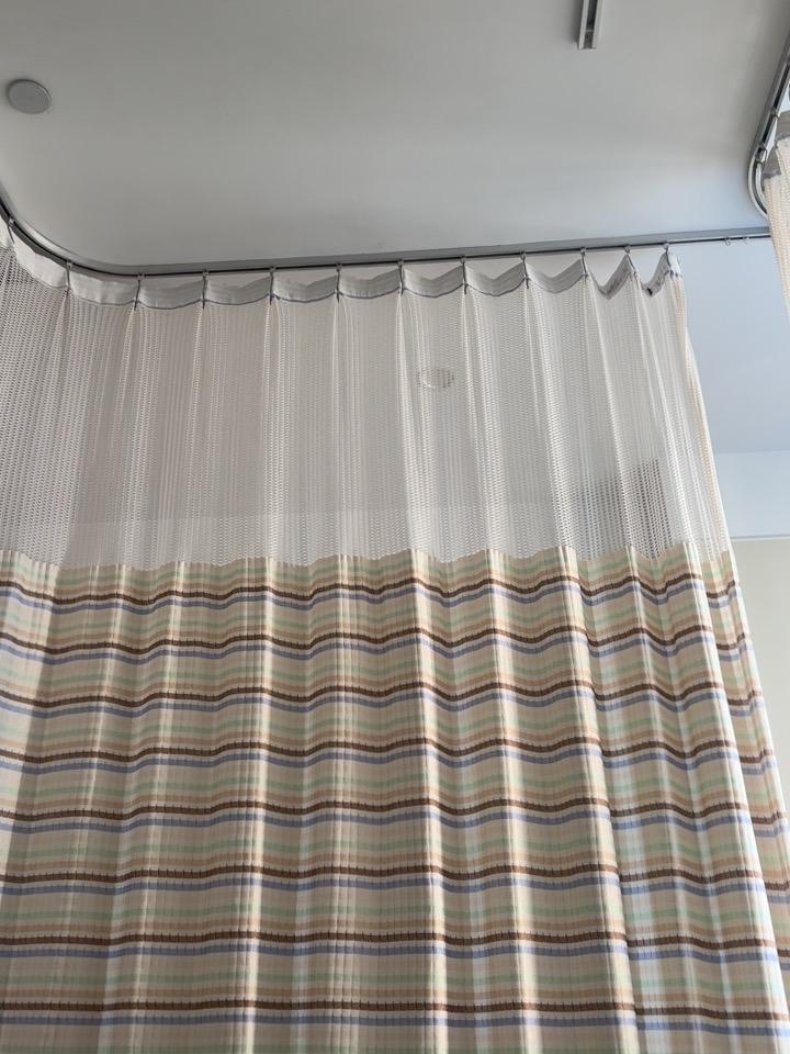 非常喜欢这样的窗帘，第一点不容易脏又耐看，第二点脏了很容易洗