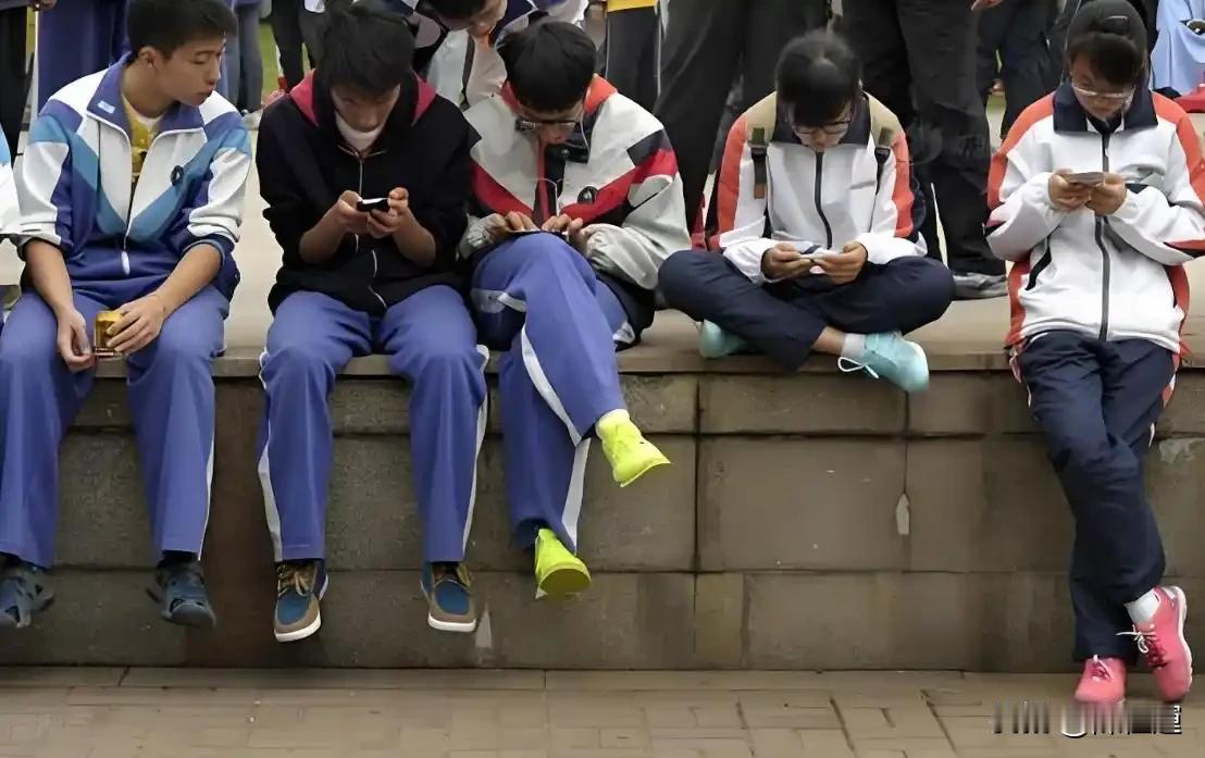 立法收紧中小学生手机禁令，管住的不只是屏幕，更是成长的边界
 
  近年来多地陆