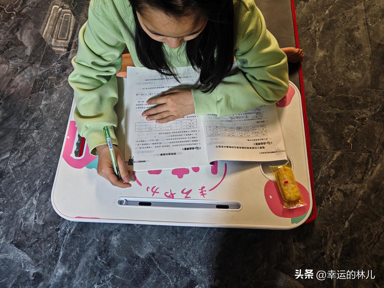 其实就不应该给孩子制造太安逸的学习和生活环境，
看看人家这，
有桌子不去，
非要