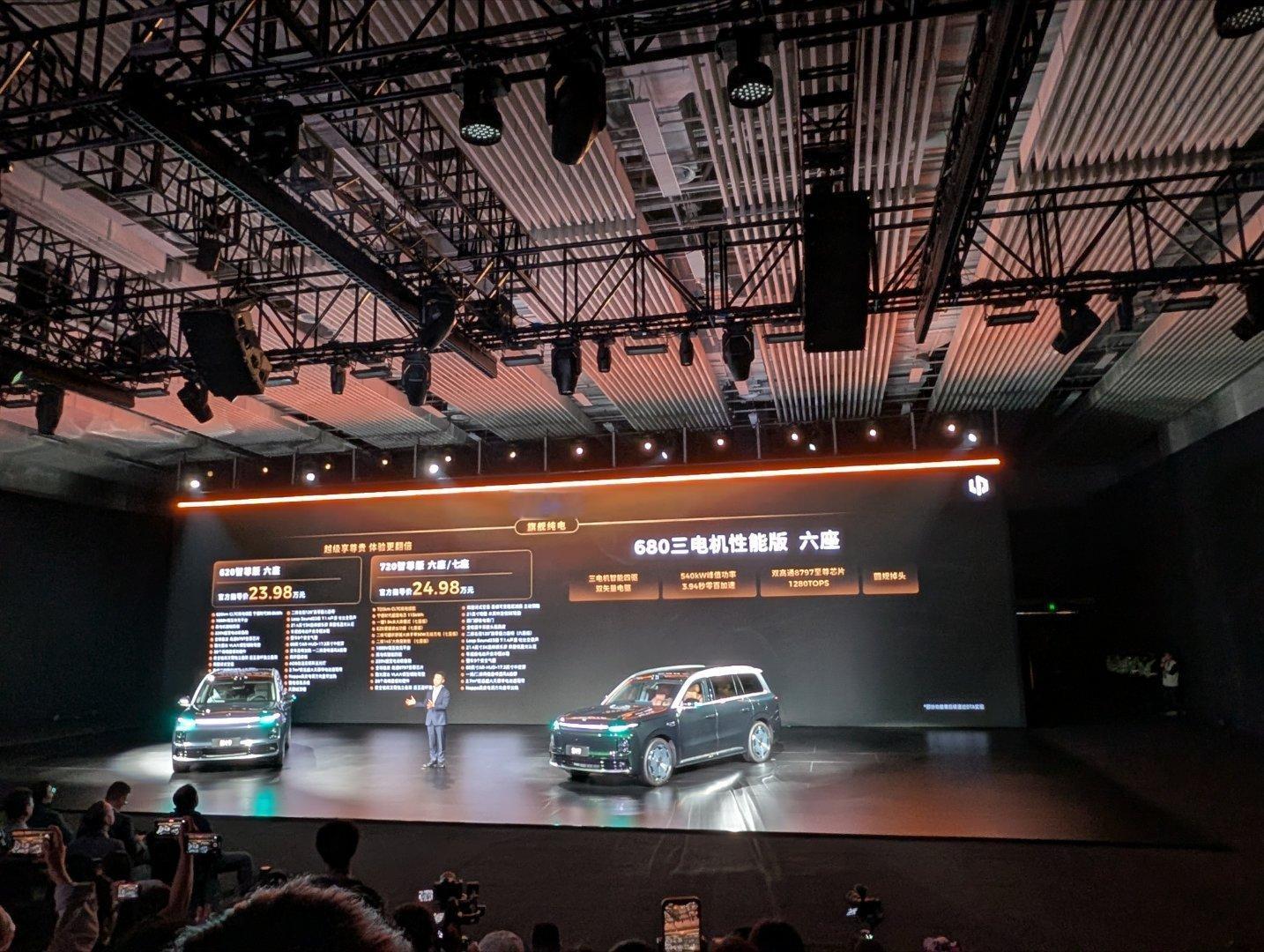 零跑D19，六座价格屠夫。增程400六座，21.98万起，63.7度电池；增程5