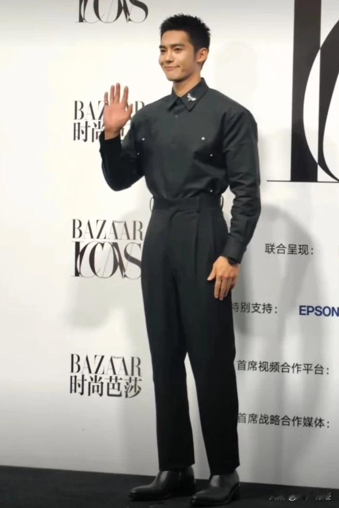 于适活动现场生图，我有点怀疑他放了垫肩，但是我没有证据！他的细腰，我觉得才是真的
