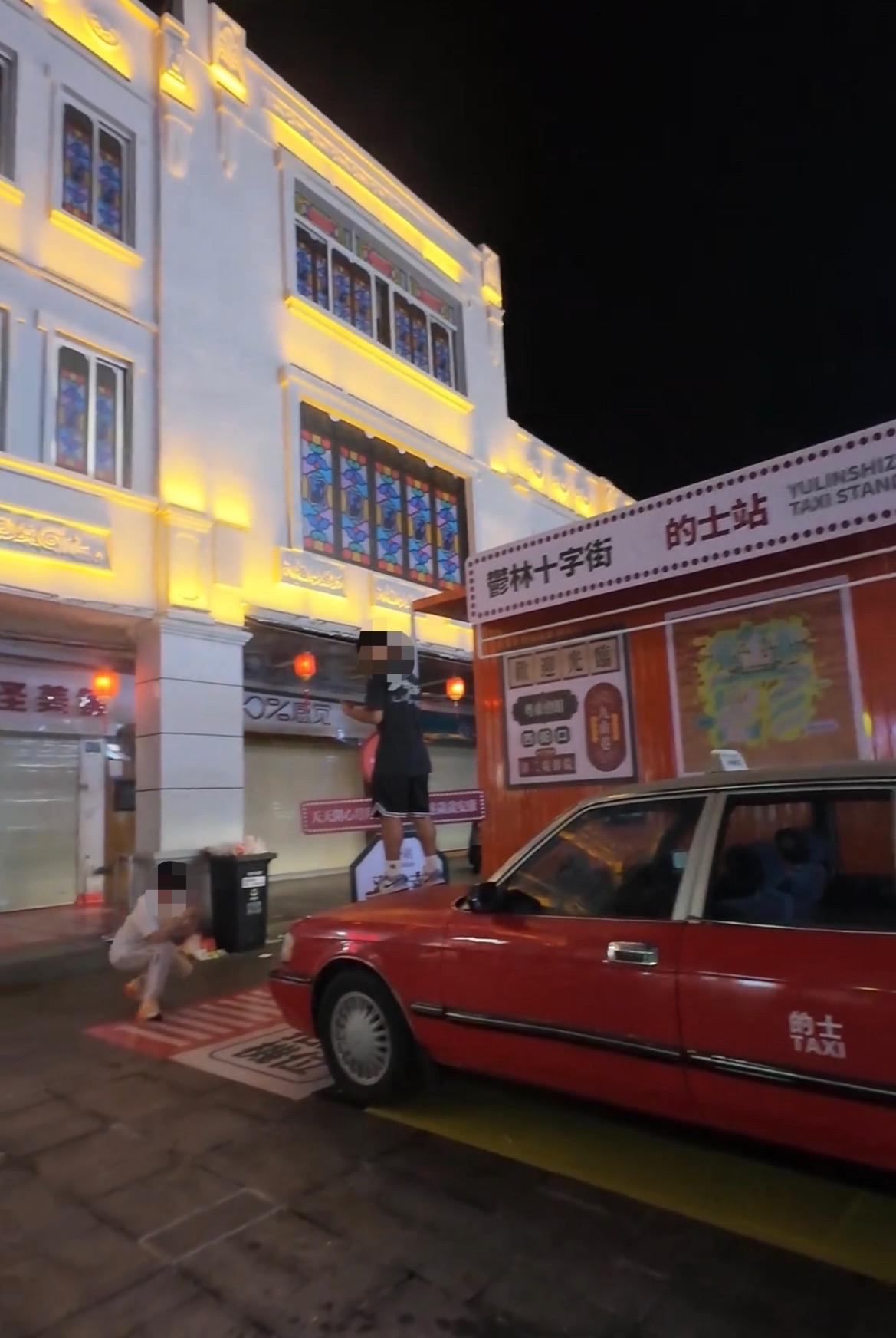 【玉林十字街男子站到小车引擎盖上拍照】

9月21日凌晨，网友爆料称：