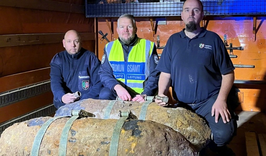 【德国科隆疏散居民拆除二战遗留炸弹】从当地时间27日晚到28日凌晨，德国科隆市疏