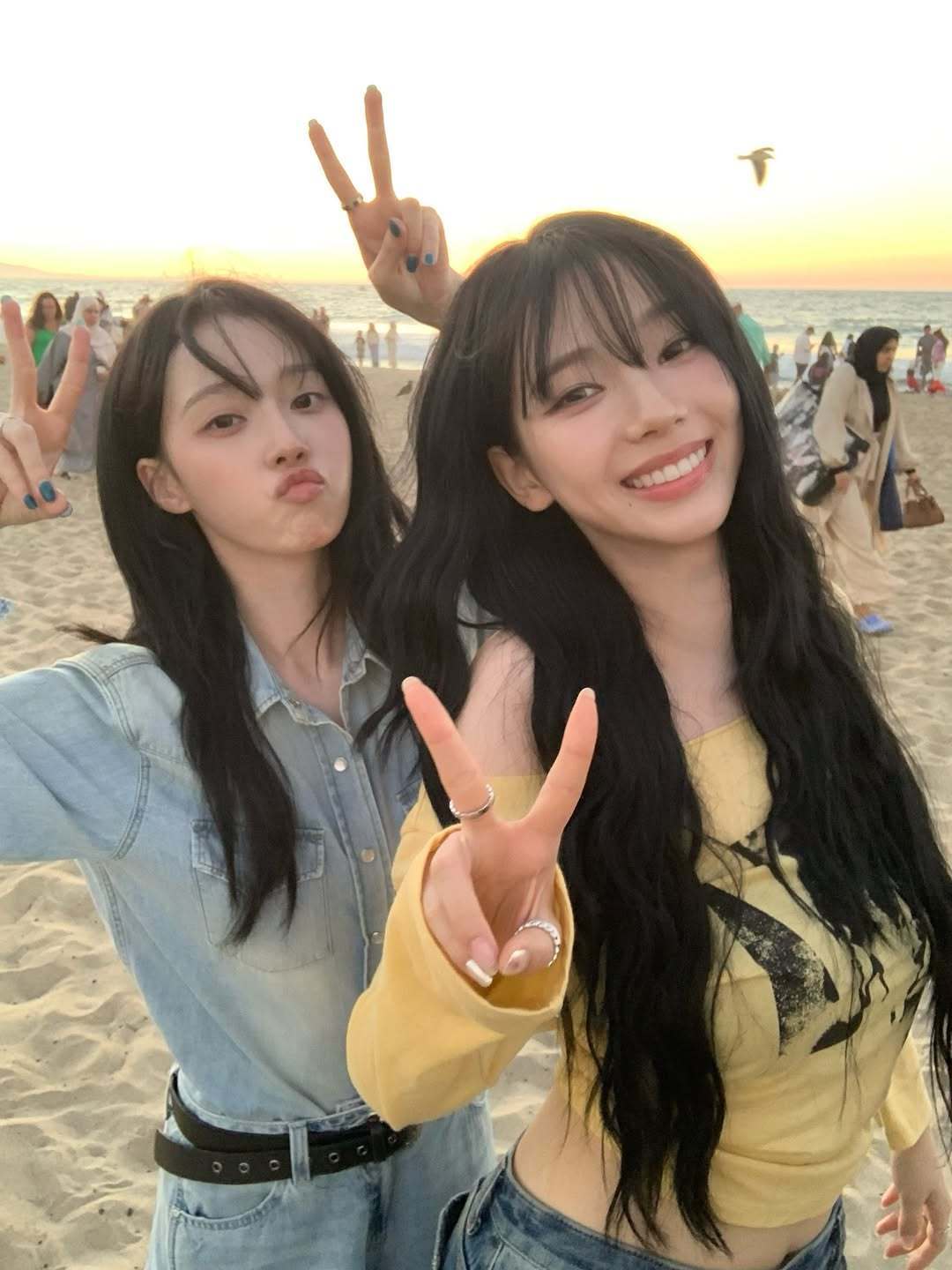 柳智敏金玟庭沙滩玩耍照 柳智敏金玟庭沙滩🏖️玩耍合照，美女玩的好惬意🌞 ​​