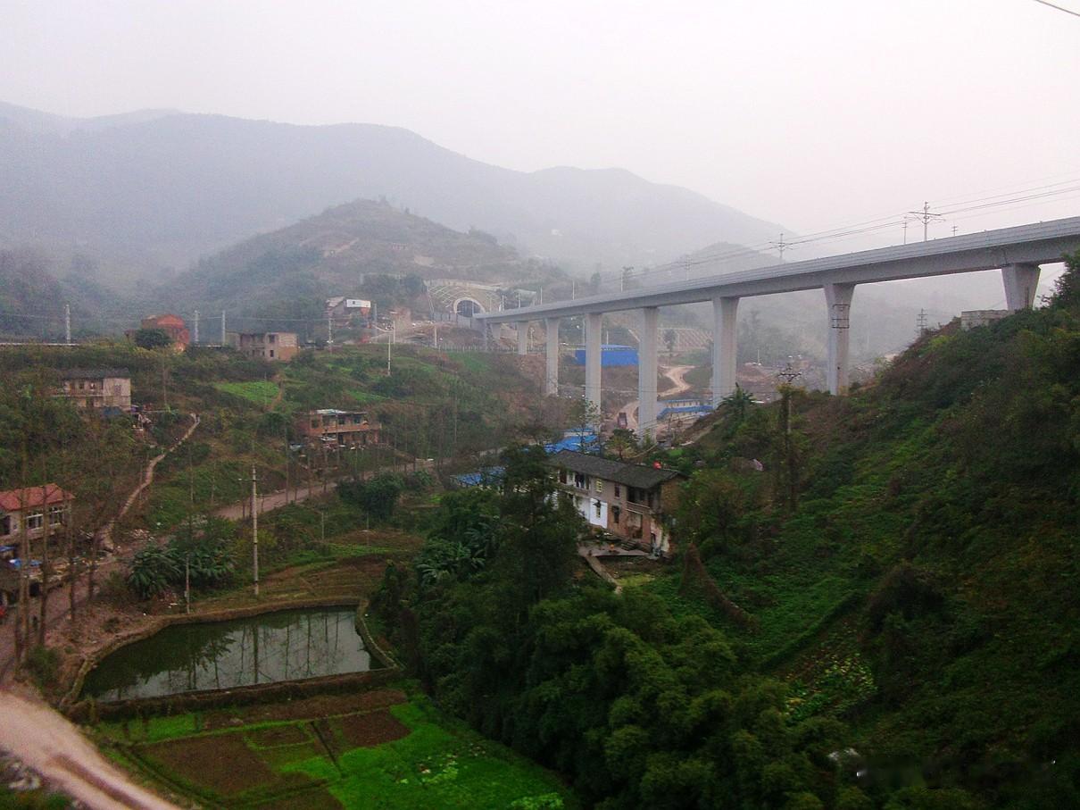 2014年坐火车走襄渝铁路经过北碚与兴隆场区间下穿重庆轨道交通6号线龙凤溪与向家