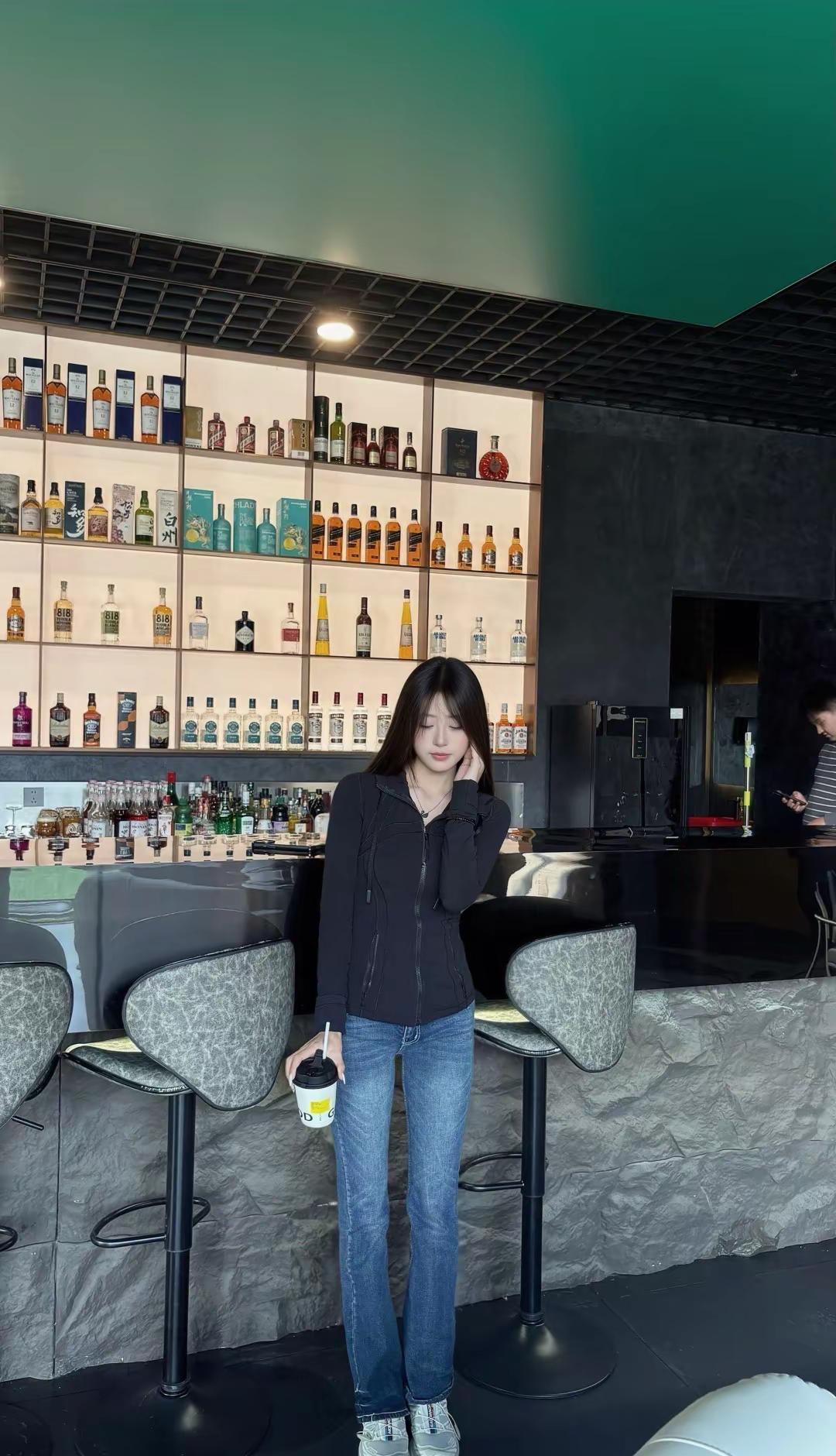 十条评论八个姐妹，一个点赞三句“宝别难过了”。
人设是社恐，朋友圈是演唱会+凌晨