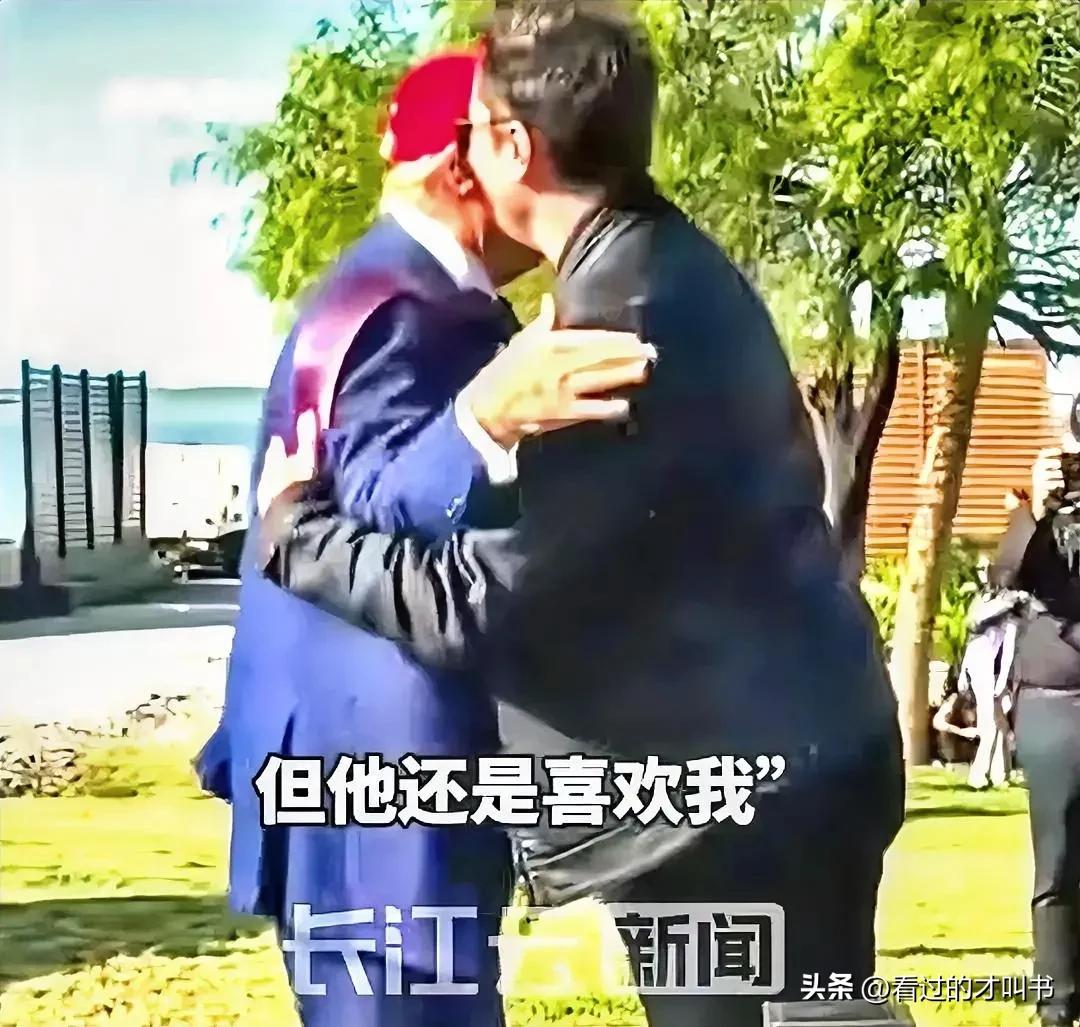 “远离奸商马斯克！”
“远离马斯克的星链，远离特朗普的帮凶！”
加拿大总理卡尼态